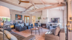 Attractive Provencal villa full of charm with guest house in secure private estate