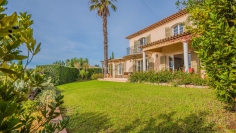 Superb Provencal villa full of charm with beautiful sea view in private domain close to the beach