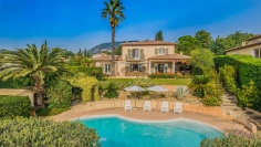 Superb Provencal villa full of charm with beautiful sea view in private domain close to the beach