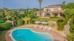 Superb Provencal villa full of charm with beautiful sea view in private domain close to the beach