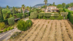 Superb Provencal villa full of charm with beautiful sea view in private domain close to the beach