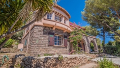 Lovely Provencal villa to renovate with stunning sea views and lots of potential to add value