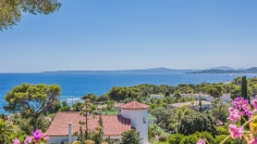Lovely Provencal villa to renovate with stunning sea views and lots of potential to add value
