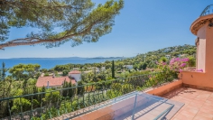 Lovely Provencal villa to renovate with stunning sea views and lots of potential to add value