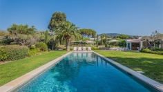 Superb villa with sea view in highly secured estate with private beach, caretaker and golfcourse