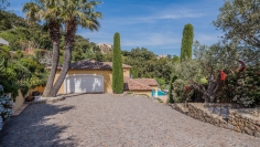 Spacious Provençal villa with panoramic sea views in private and secure domain