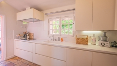 Zeldzame kans op toplocatie: charmante villa met zeezicht, rust en enorm renovatiepotentieel