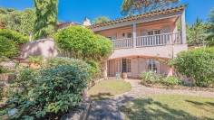 Zeldzame kans op toplocatie: charmante villa met zeezicht, rust en enorm renovatiepotentieel