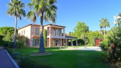 Immaculate and charming villa in secure domain with private beach and golf