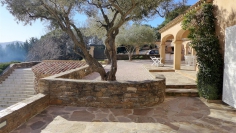 Beautiful Provencal villa with lovely views of the vineyards and the castle of Grimaud