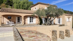 Beautiful Provencal villa with lovely views of the vineyards and the castle of Grimaud