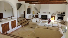 Beautiful Provencal villa with lovely views of the vineyards and the castle of Grimaud