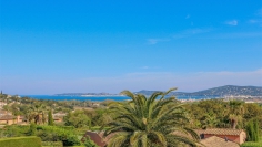 Lovely Provencal villa in gated estate close to the beach and with a lovely sea view