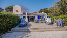 Lovely French cottage full of charm and just a few steps from the beach