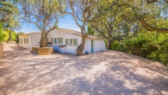 Luxe en volledig gerenoveerde Provencaalse villa met zeezicht in prestigieus veilig domein