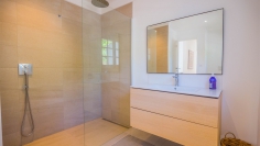 Luxe en volledig gerenoveerde Provencaalse villa met zeezicht in prestigieus veilig domein