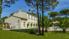 Stunning Provencal bastide close to the golf course for excellent price