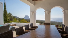 Fantastische Ibiza villa met waanzinnig uitzicht op zee en Es Vedra en met verhuurvergunning