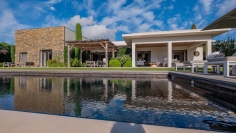 Schitterende moderne high end villa met prachtig zeezicht in dubbel beveiligd privé domein