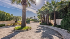 Schitterende moderne high end villa met prachtig zeezicht in dubbel beveiligd privé domein