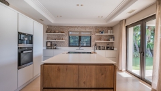 Schitterende moderne high end villa met prachtig zeezicht in dubbel beveiligd privé domein