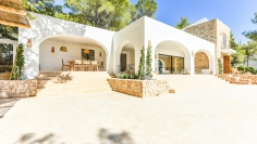 High quality charming Ibiza property with stunning sea and sunset views