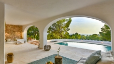 Schitterende en smaakvol gerenoveerde Ibiza villa met prachtig zicht op zee en de zonsondergangen