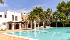 Unique and stunning sea front villa with granted building license for Blakstad reform project