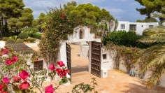 Unique and stunning sea front villa with granted building license for Blakstad reform project