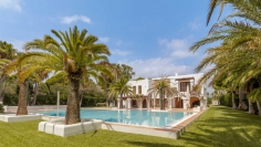 Unique and stunning sea front villa with granted building license for Blakstad reform project