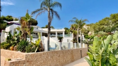 Moderne Ibiza stijl villa met schitterend zeezicht en gastenverblijf in Can Furnet