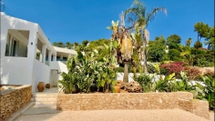 Moderne Ibiza stijl villa met schitterend zeezicht en gastenverblijf in Can Furnet