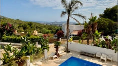 Moderne Ibiza stijl villa met schitterend zeezicht en gastenverblijf in Can Furnet
