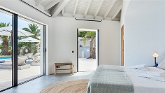 Superieure Ibiza villa pal aan zee met apart gastenverblijf en waanzinnig uitzicht op Formentera