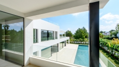 Luxe moderne nieuwbouw villa op loopafstand van het strand