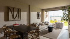 Modern en stijlvol Ibiza appartement in luxe complex aan zee voor interessante prijs!