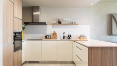 Modern en stijlvol Ibiza appartement in luxe complex aan zee voor interessante prijs!