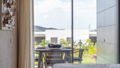 Modern en stijlvol Ibiza appartement in luxe complex aan zee voor interessante prijs!