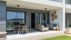 Modern en stijlvol Ibiza appartement in luxe complex aan zee voor interessante prijs!
