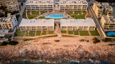 Modern en stijlvol Ibiza appartement in luxe complex aan zee voor interessante prijs!