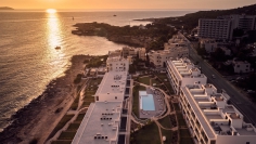 Modern en stijlvol Ibiza appartement in luxe complex aan zee voor interessante prijs!