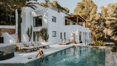 Spectaculaire moderne Ibiza stijl villa in Es Cubells – nu tegen een zeer aantrekkelijke prijs!