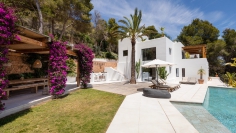 Spectaculaire moderne Ibiza stijl villa in Es Cubells – nu tegen een zeer aantrekkelijke prijs!