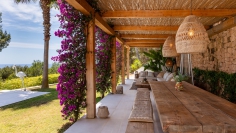 Spectaculaire moderne Ibiza stijl villa in Es Cubells – nu tegen een zeer aantrekkelijke prijs!