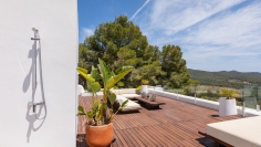 Spectaculaire moderne Ibiza stijl villa in Es Cubells – nu tegen een zeer aantrekkelijke prijs!