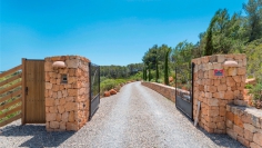 Schitterende nieuw gebouwde Ibiza stijl villa met veel grond en zeezicht