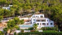 Schitterende Ibiza stijl villa met spectaculair zeezicht in Es Cubells