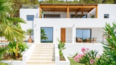 Schitterende Ibiza stijl villa met spectaculair zeezicht in Es Cubells