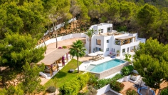 Schitterende Ibiza stijl villa met spectaculair zeezicht in Es Cubells