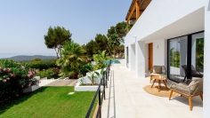 Schitterende Ibiza stijl villa met spectaculair zeezicht in Es Cubells